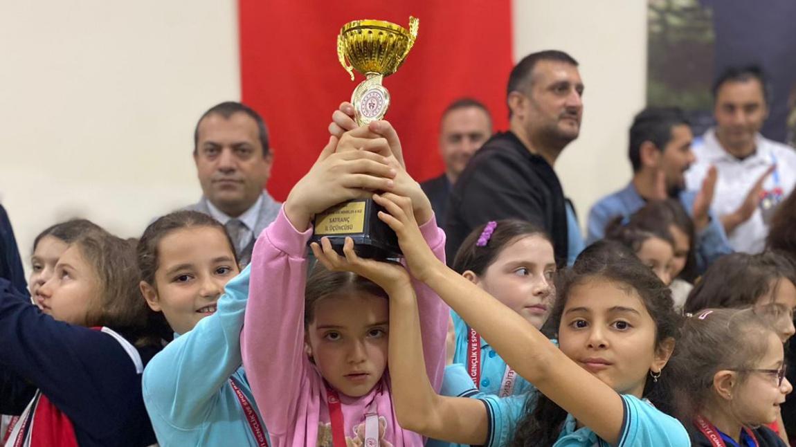 Zonguldak Satranç Turnuvasında Minikler A Kızlar Takımımız İl 3.’ Sü olmuştur.